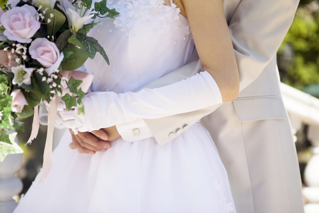 主持婚礼只收500元 竟被要求包600祝福新人