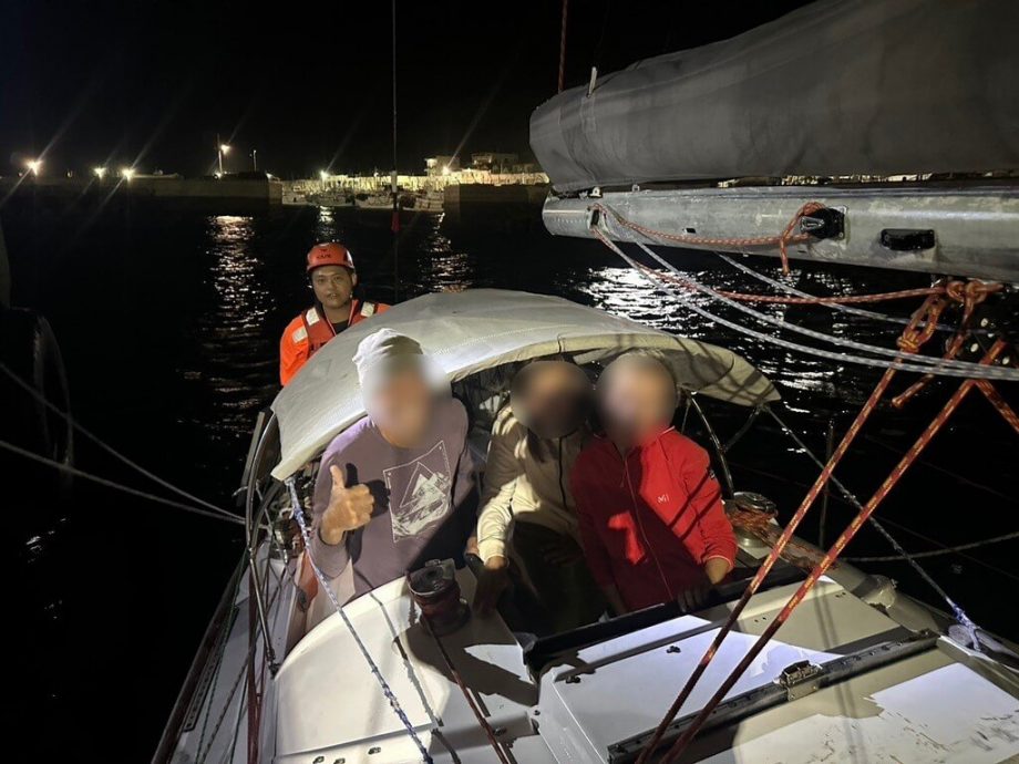 乌克兰帆船帆绳断裂遇险 台澎湖海巡平安救援进港