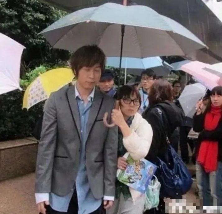 保单受益人竟是“妻子” 五月天阿信秘婚助理?