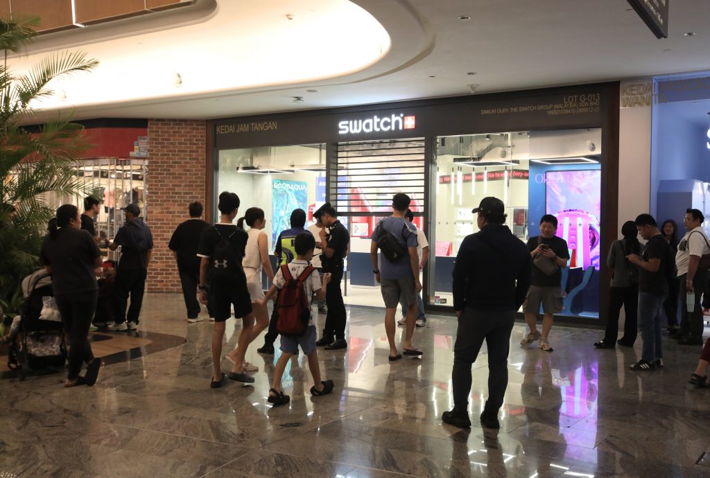 全国:Swatch新款怀表开卖 本报记者采访被驱赶