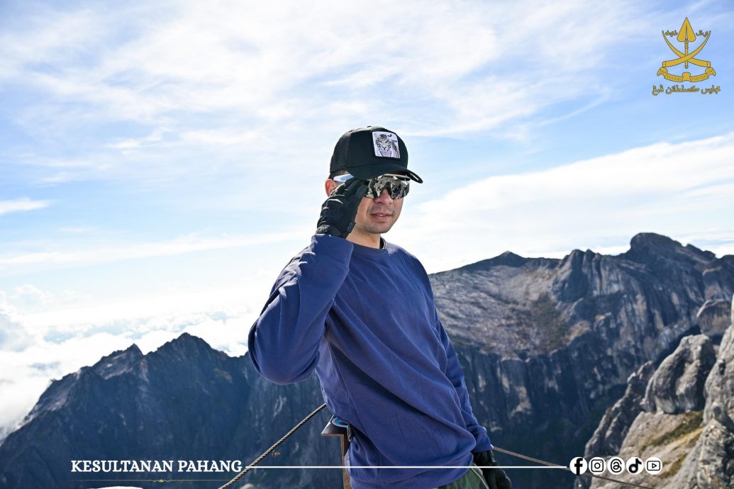 全/已签发/彭王储陪同登山队负伤人员接受治疗。