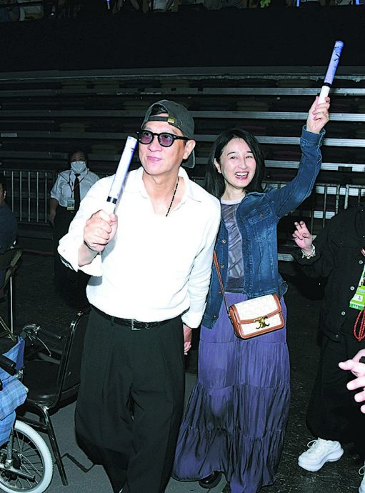 农夫尾场爆笑落幕 黄子华佘诗曼现身力挺