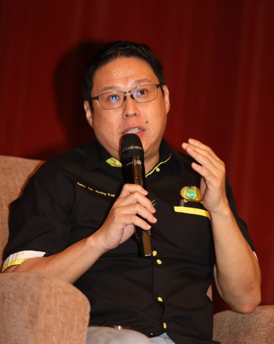 **华社**:全国:不应向T20开刀或增税 郭则仪促政府寻他法增收入