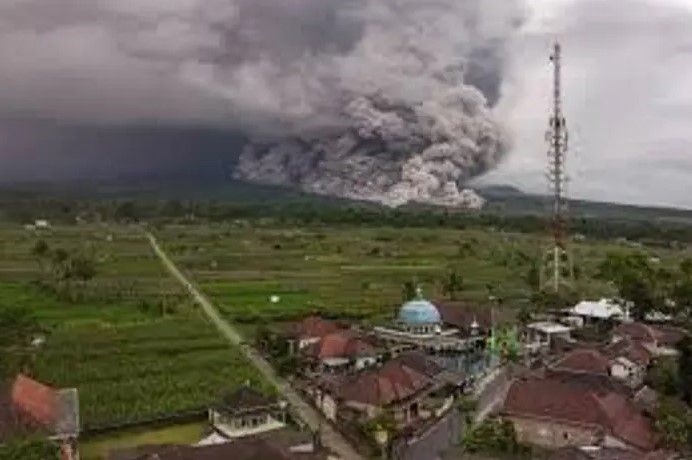 印尼塞梅鲁火山五次喷发 火山灰柱达1000公尺