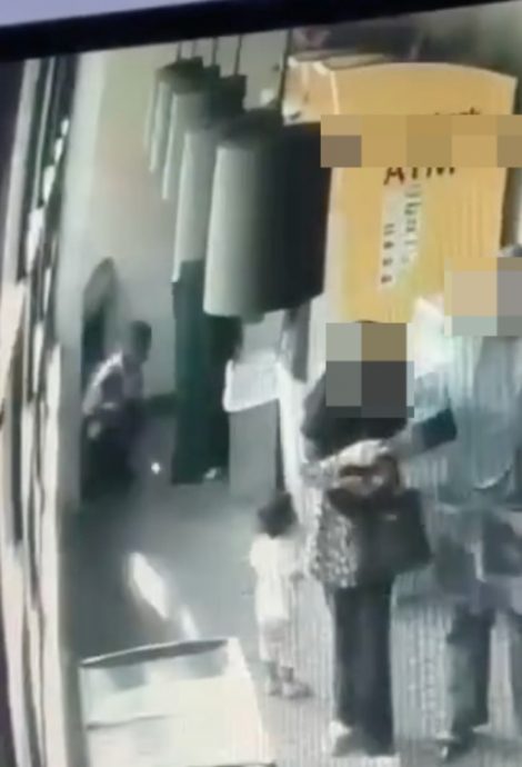 女子裙底被偷拍!嫌犯当场被捉竟让妻子出面求情