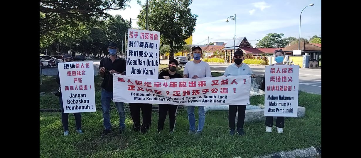 已签发 全国:东甲华男被追砍命案|3被告被控 死者家属庭外拉横幅喊口号
