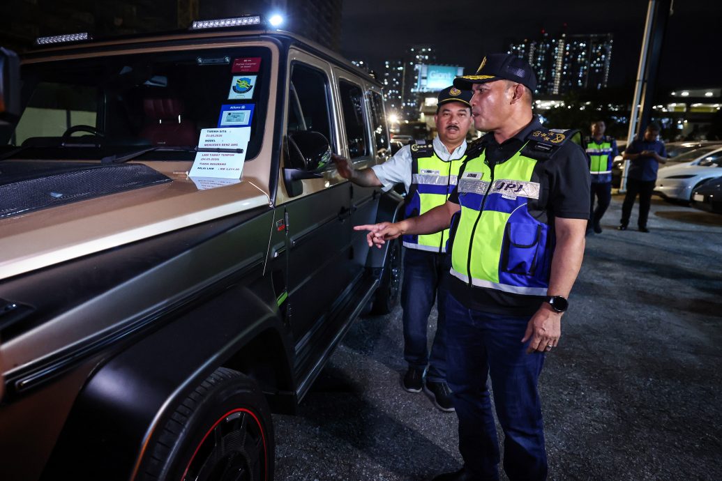 已签发//“豪华行动”两年取缔1800违规豪车·前国足驾豪车未缴税照捉