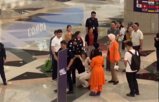 已签发//来马旅游却没回程机票·女子图闯关离境不果大闹被捕
