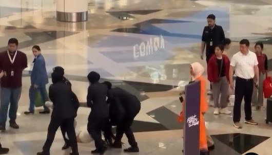 已签发//来马旅游却没回程机票·女子图闯关离境不果大闹被捕