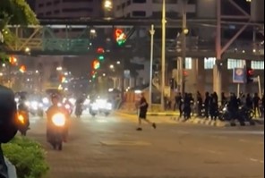 突然冲出马路被摩托车撞倒·纽西兰男子负伤送院
