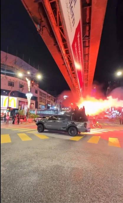 已签发//黑衣人夜晚在市区快闪燃照明弹·警开档追查