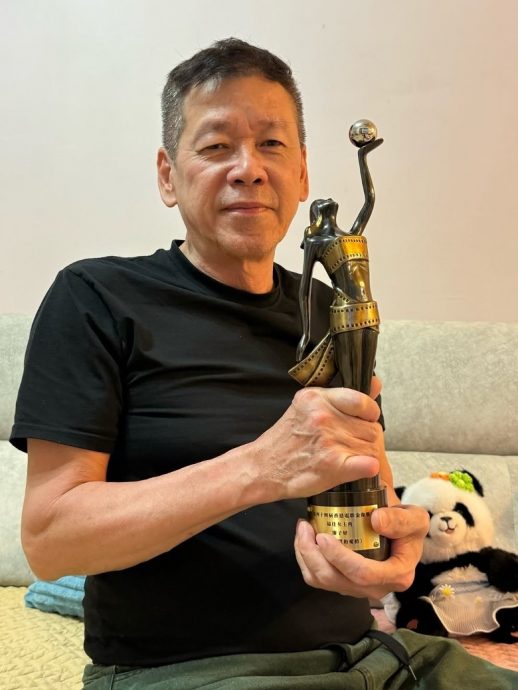 廖子妤封金像影后衣锦还乡 父母轮流捧奖笑开怀