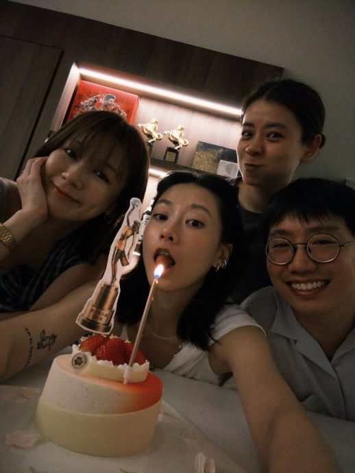 廖子妤封金像影后衣锦还乡 父母轮流捧奖笑开怀