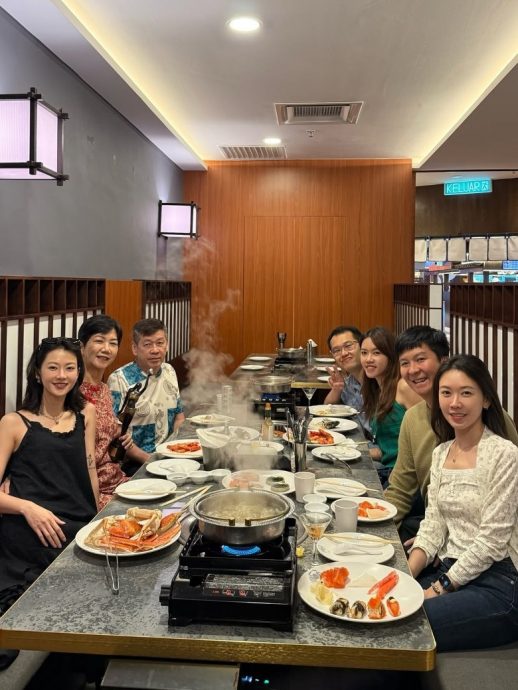 廖子妤封金像影后衣锦还乡 父母轮流捧奖笑开怀