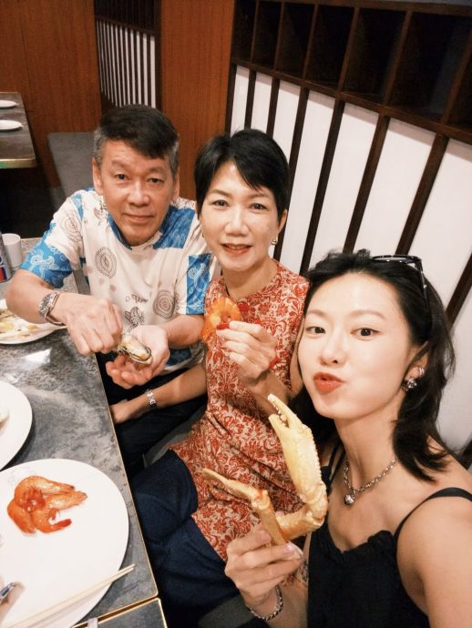 廖子妤封金像影后衣锦还乡 父母轮流捧奖笑开怀