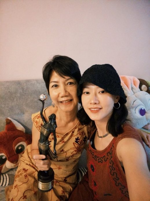 廖子妤封金像影后衣锦还乡 父母轮流捧奖笑开怀