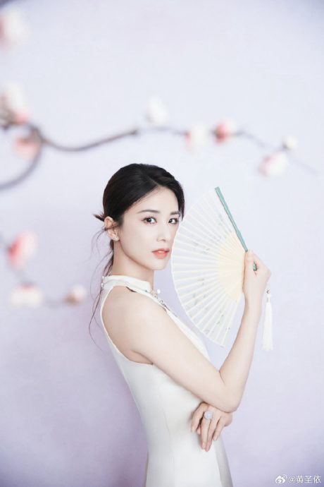 开直播遭杨子狂刷礼物 黄圣依无奈摊手全程冷脸