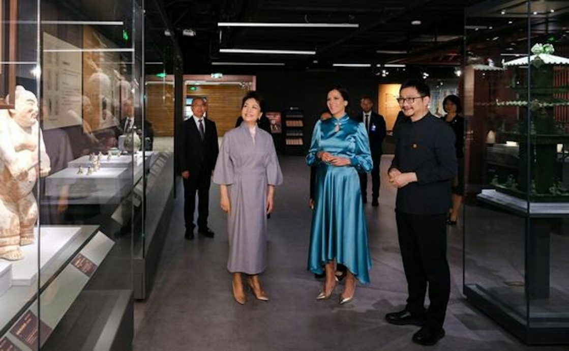 彭丽媛与武契奇夫人参观北京舞蹈学院 声称舞蹈艺术可以跨越国界
