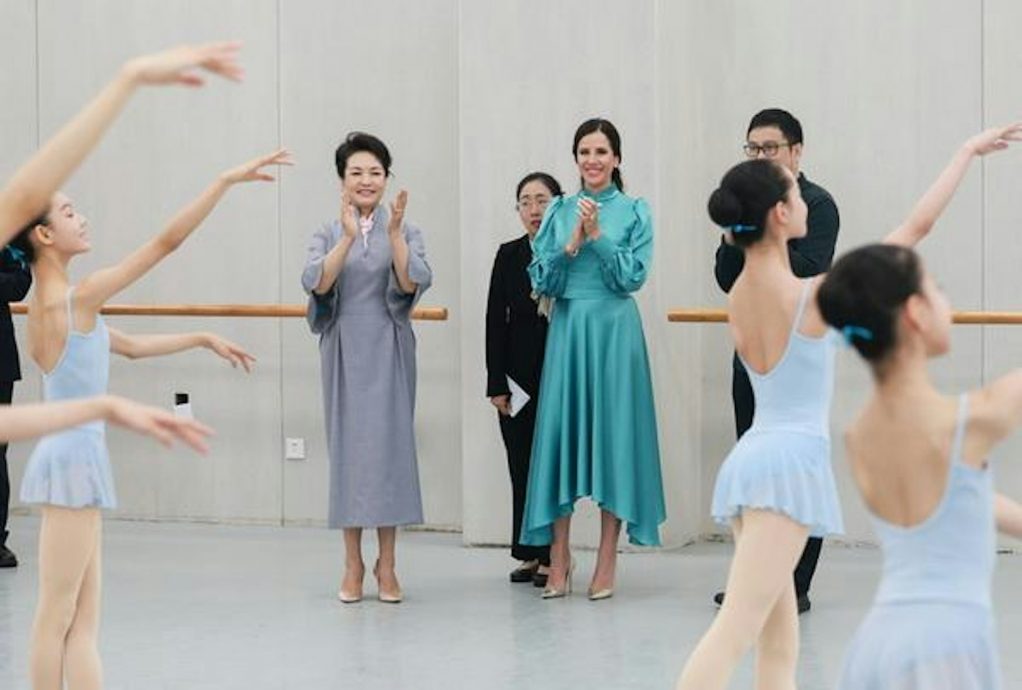 彭丽媛与武契奇夫人参观北京舞蹈学院 声称舞蹈艺术可以跨越国界