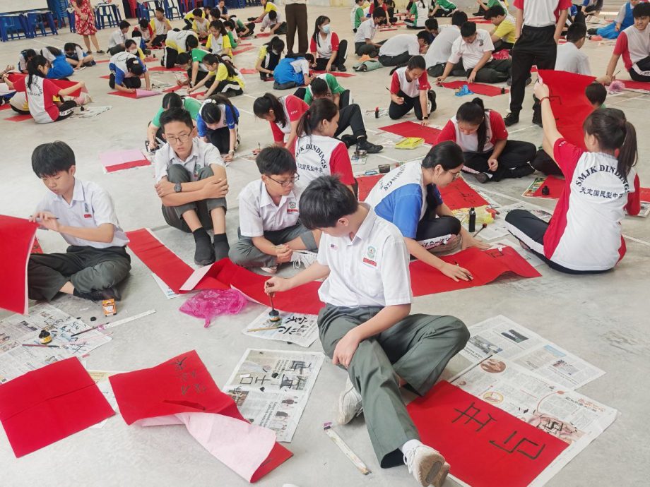 待上网:学海学记|天定华中挥春活动添年味