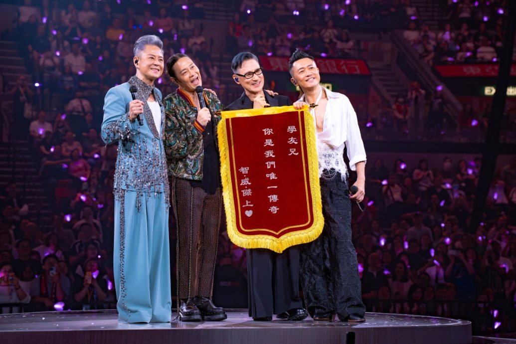 戴眼镜任草蜢嘉宾 张学友获赠锦旗