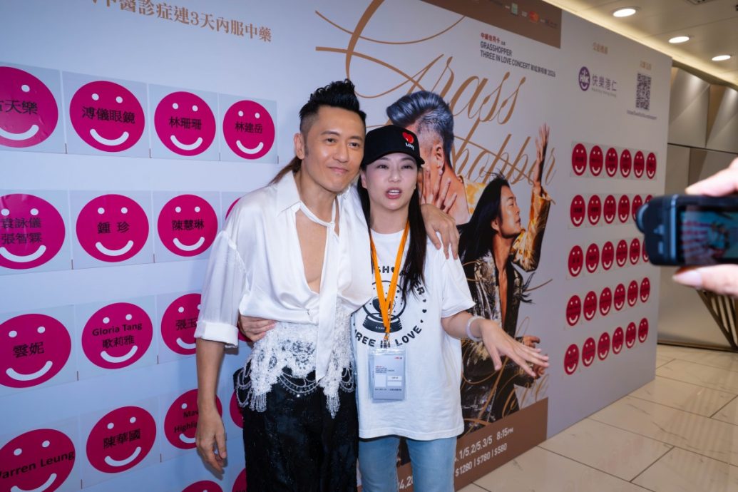 戴眼镜任草蜢嘉宾 张学友获赠锦旗