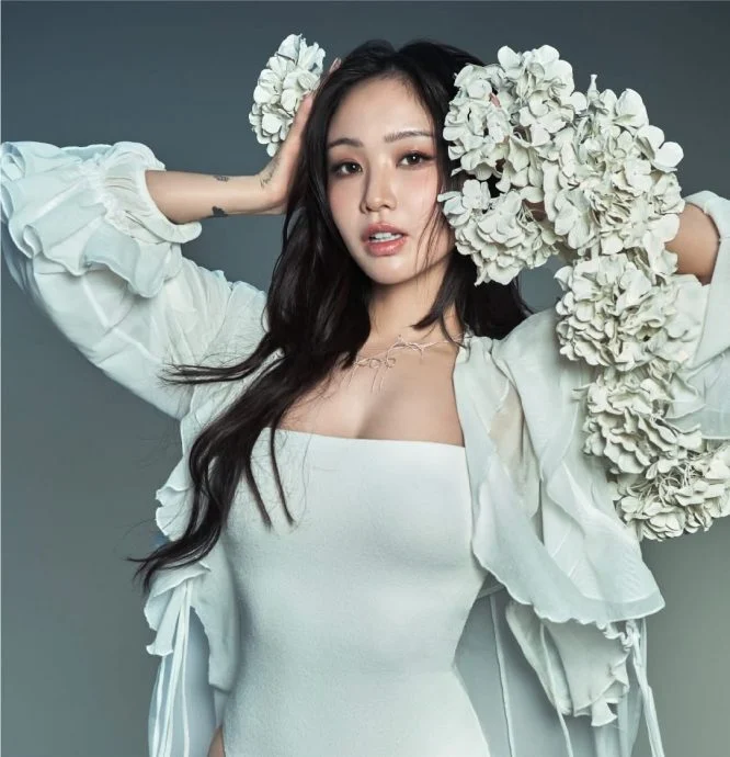 手戴戒指激吻被喊老婆 陈芳语认爱5个月爆秘婚