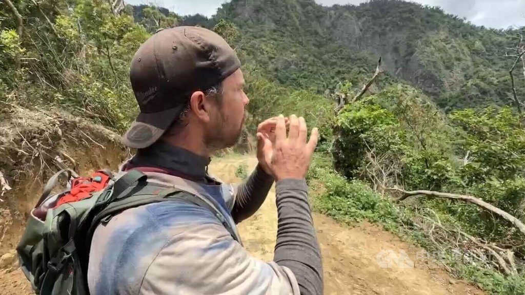 拚图)澳男困峭壁山洞7天吹萨克斯风求援