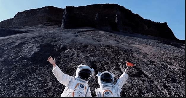 拚盘)内蒙地质公园成“火星基地” “太空人”排长龙打卡