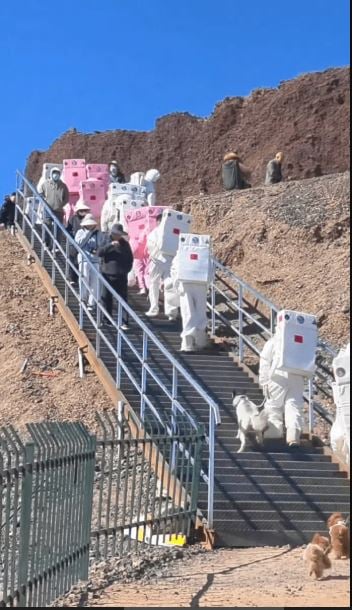 拚盘)内蒙地质公园成“火星基地” “太空人”排长龙打卡