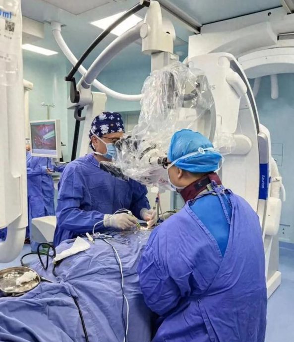 拼盘 闽妇腰腿痛3年近瘫痪 脊髓清出上千条寄生虫
