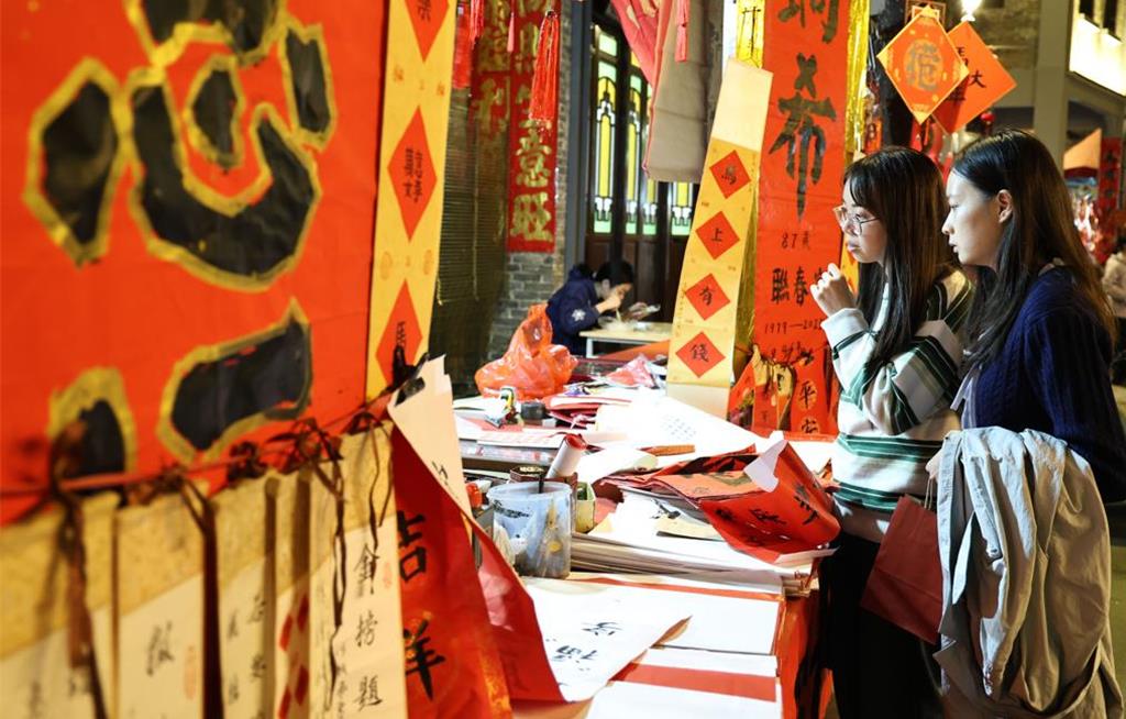 排队求签变潮流!“深圳古庙”爆红成年轻人情绪出口