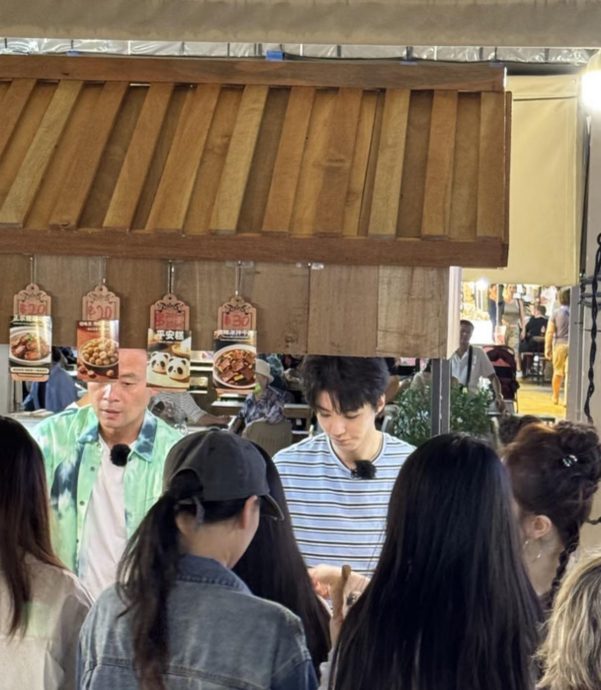 昆凌伙黄晓明清迈录《中餐厅10》 周董打扮低调爱相随仍被认出
