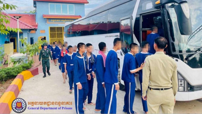 柬790青年囚犯上前线支援后勤