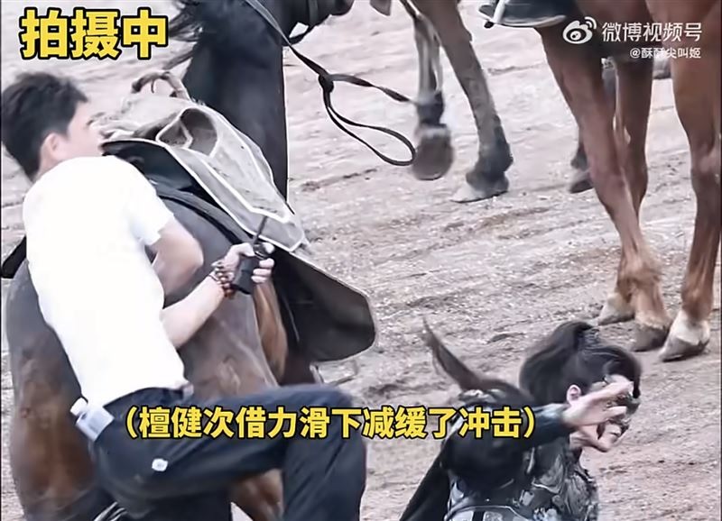 檀健次拍戏坠马 马匹转圈失控画面曝光