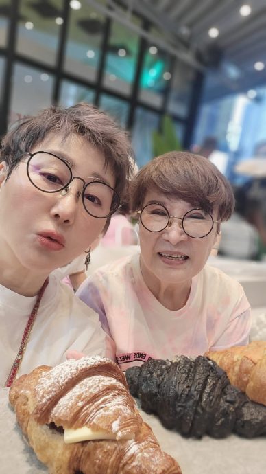 母亲节泪揭真实身世 蓝心湄自曝非妈妈亲生