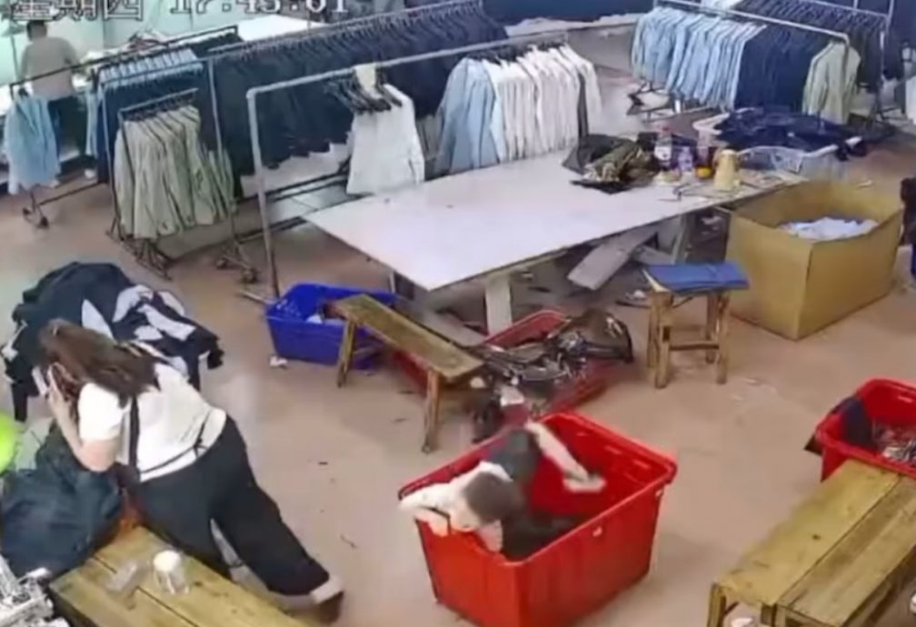 母工厂赶工疏忽酿险 男童遭“衣山”活埋险丧命