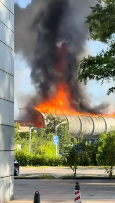 油罐车撞公车引发大火 暂无伤亡报告