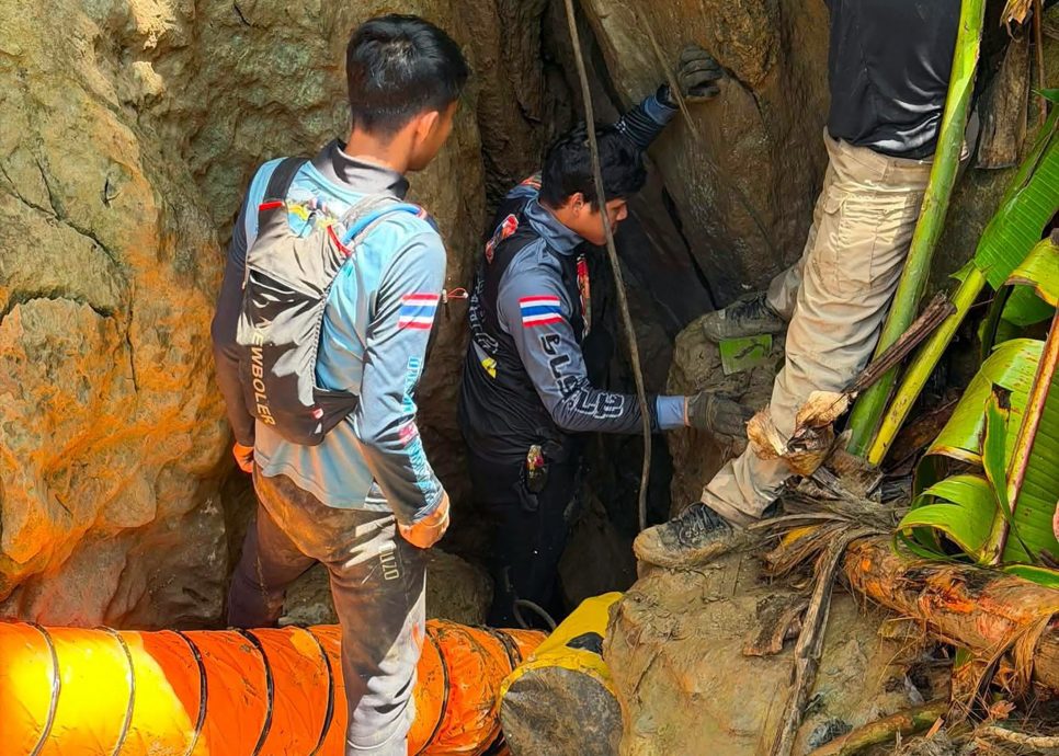 洪水淹没岩洞7人被困 救援人员争分夺秒展拯救行动
