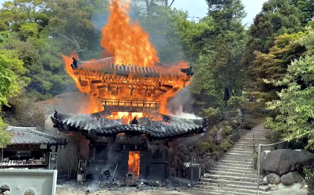 看世界两图)供奉1200年“不灭之火” 日本广岛灵火堂遭大火烧毁