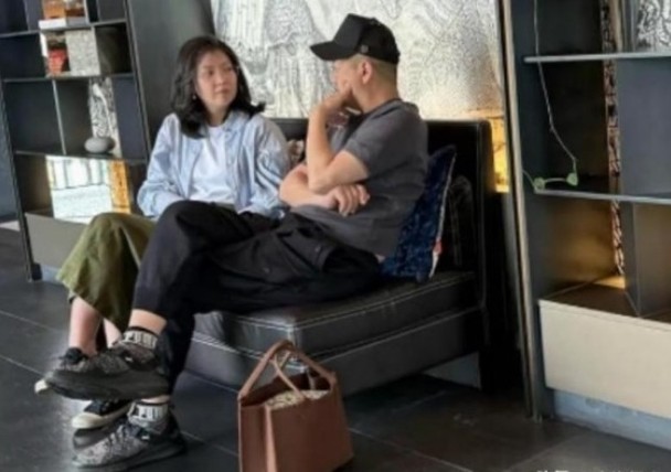 离婚半年爆新恋情? 李亚鹏酒店牵手神秘女子