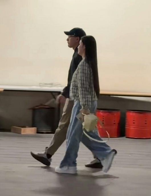 红馆外十指紧扣长发女子 刘恺威与李晓峰已分手?