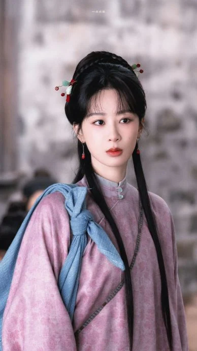 给杨幂杨紫赵露思“整形审美”分级挨轰 网红韩安冉甩锅AI