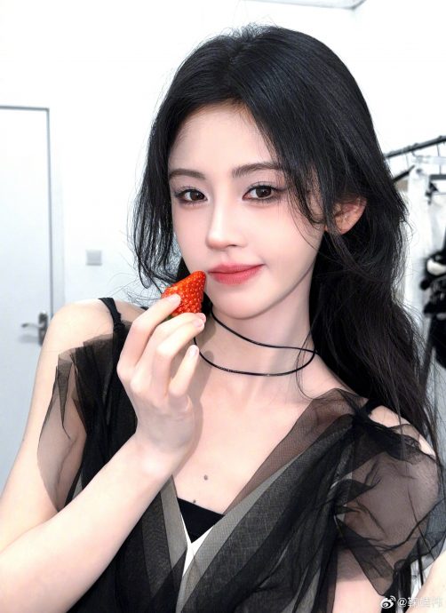 给杨幂杨紫赵露思“整形审美”分级挨轰 网红韩安冉甩锅AI
