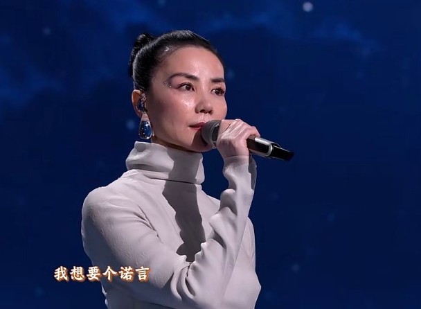 被路人偷拍工作人员示意劝阻 王菲霸气回怼:你管她干啥