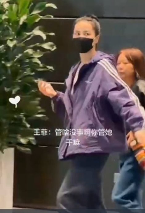 被路人偷拍工作人员示意劝阻 王菲霸气回怼:你管她干啥
