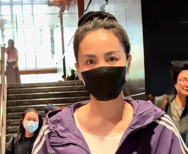 被路人偷拍工作人员示意劝阻 王菲霸气回怼:你管她干啥