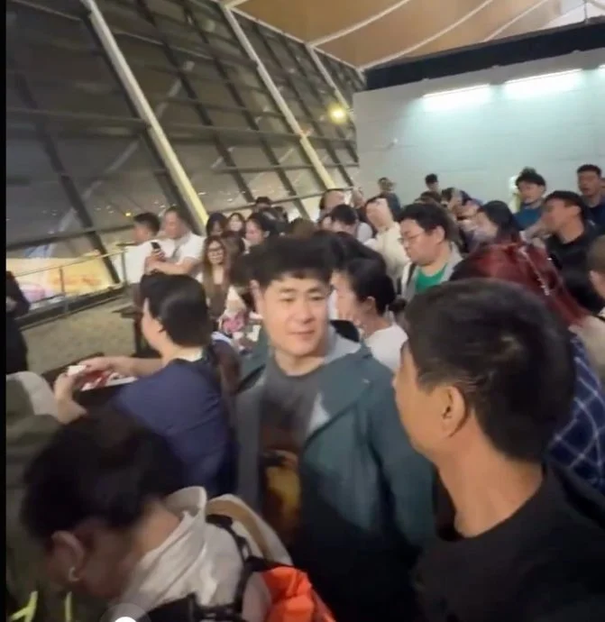 视频|上海飞隆航班突取消 延误逾51小时! 乘客机场怒吼集体喊“赔偿”!