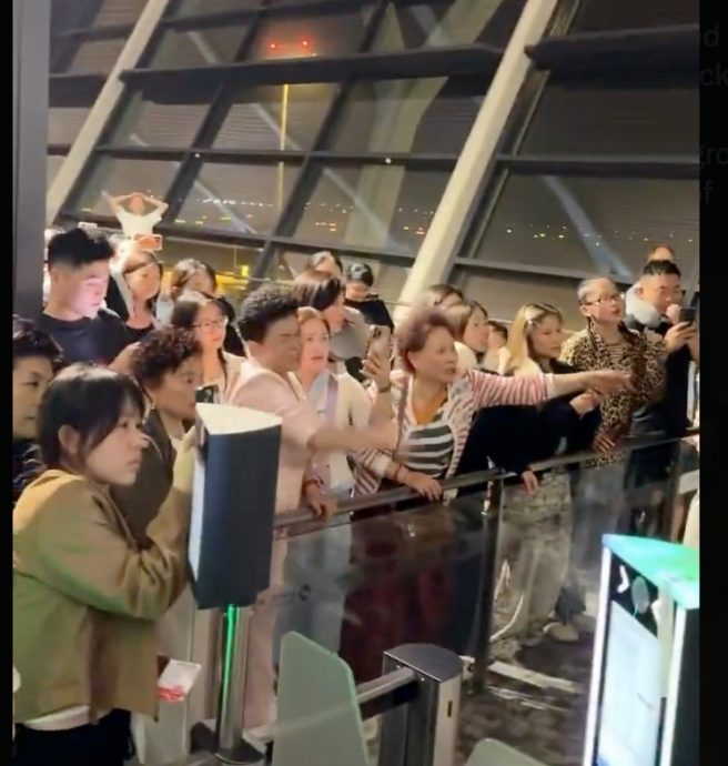 视频|上海飞隆航班突取消 延误逾51小时! 乘客机场怒吼集体喊“赔偿”!