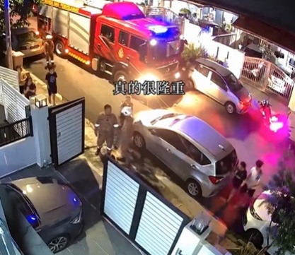 视频|宠物狗前爪被卡嗷嗷惨叫 消防大阵仗救援引邻里围观